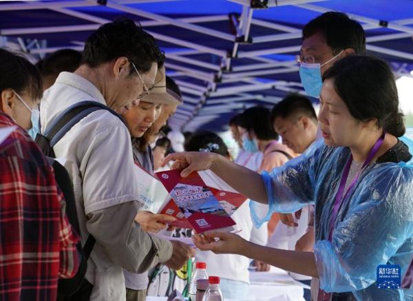 上海举行高校招生志愿填报现场咨询会