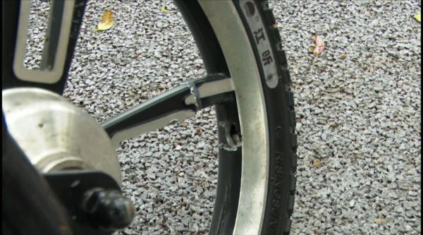 多处受伤！共享电动车刹车失灵，女子撞上路边围栏才停下