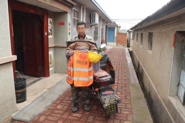 一件马甲暴露了他。 一件马甲暴露了他。