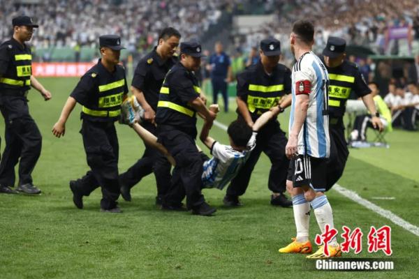 球迷闯入球场拥抱梅西，警方通报处罚结果！