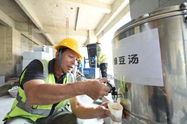 酷暑中担当奉献 &nbsp;“送清凉”及时贴心——华北地区高温生产生活一线见闻