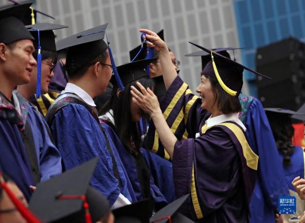 复旦大学举行2023年学生毕业典礼