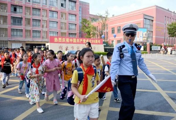 护学17年 张爷爷光荣退休了