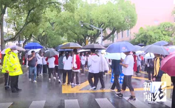雨中开考！上海中考语文作文公布，还记得你那年的考题吗？