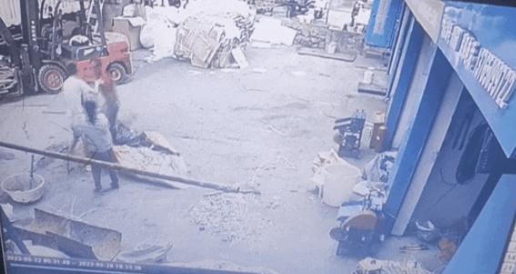 贵阳男子去朋友家做客,出来后不仅车不见了还挨了打,原因竟是…… 贵阳男子去朋友家做客,出来后不仅车不见了还挨了打,原因竟是……