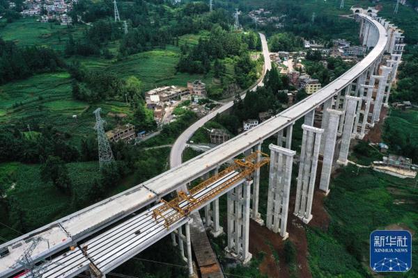 贵州纳晴高速公路建设忙