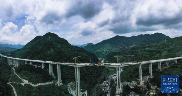 贵州纳晴高速公路建设忙