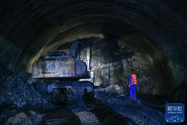 贵州纳晴高速公路建设忙