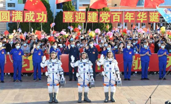 跨越54年的同一天！“神舟发射”遇上“氢弹爆炸”