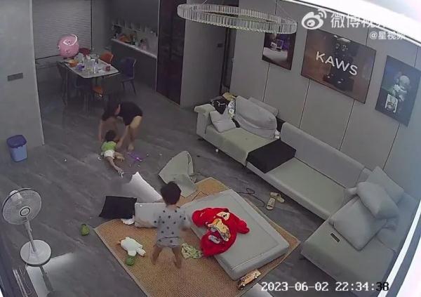 瞬间爆燃！孩子玩氢气球砸向吹风机引起爆燃，妈妈被大面积烧伤……