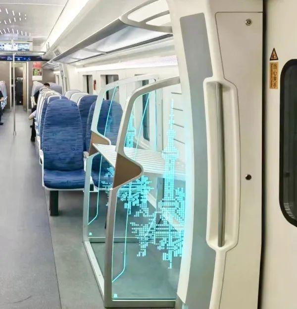 连接两大交通枢纽！国内首款市域C型动车组在上海清新亮相