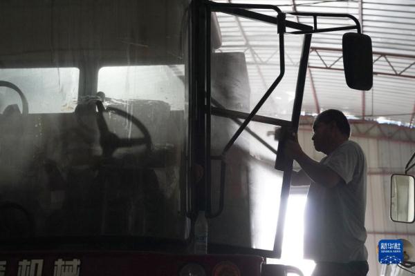 秦岭脚下的父子农田“大管家”