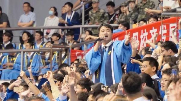 毕业典礼变“演唱会”,“巨能唱”大学又刷屏了 毕业典礼变“演唱会”,“巨能唱”大学又刷屏了