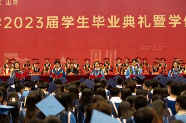 毕业典礼变“演唱会”,“巨能唱”大学又刷屏了 毕业典礼变“演唱会”,“巨能唱”大学又刷屏了