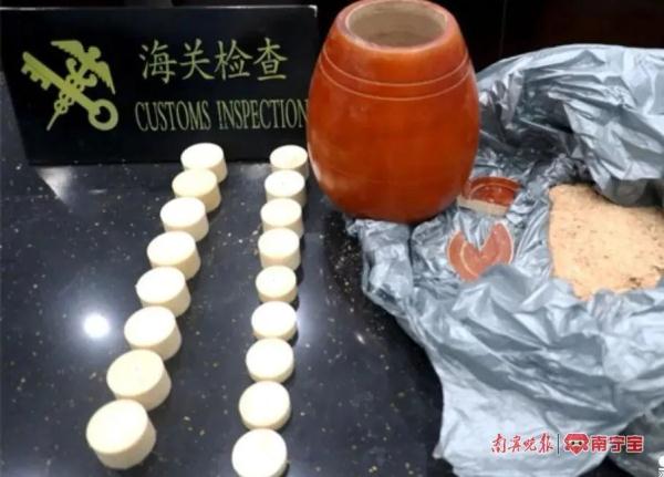 木质摆件底部暗藏玄机，“夹层”藏着17枚象牙制品