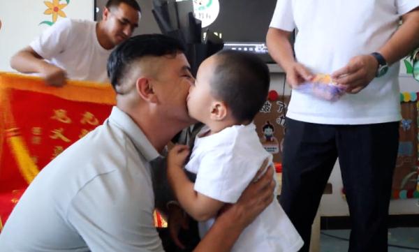 揪心！2岁女童被急流冲走，路人跳水救人