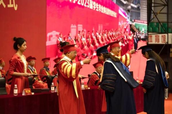 毕业典礼变“演唱会”,“巨能唱”大学又刷屏了 毕业典礼变“演唱会”,“巨能唱”大学又刷屏了