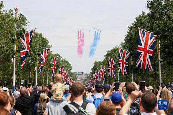 英国举行皇家阅兵式庆祝国王官方生日