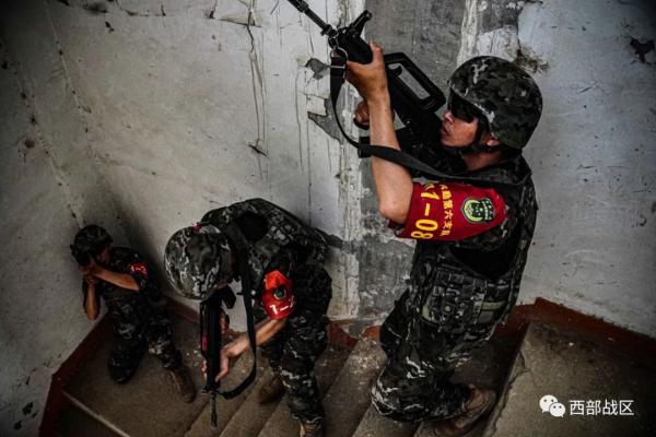 天山脚下，战斗打响！