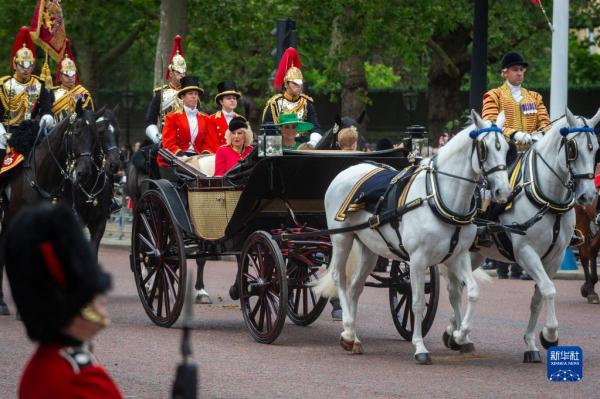 英国举行皇家阅兵式庆祝国王官方生日