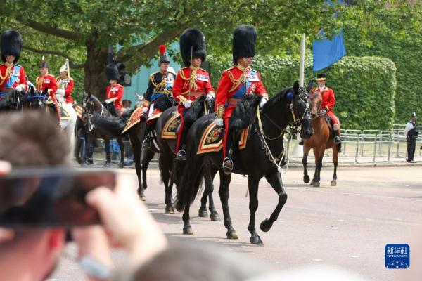 英国举行皇家阅兵式庆祝国王官方生日