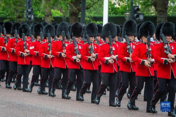 英国举行皇家阅兵式庆祝国王官方生日