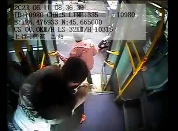 335路公交车上,16岁女孩突发疾病晕倒,驾驶员出手相助转危为安…… 335路公交车上,16岁女孩突发疾病晕倒,驾驶员出手相助转危为安……