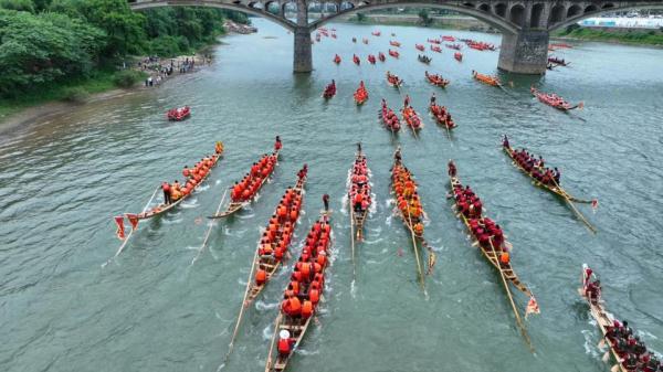 乘龙破浪！全国民间自发组织规模最大龙船赛开赛 道县龙船赛何以这么火