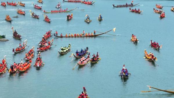 乘龙破浪！全国民间自发组织规模最大龙船赛开赛 道县龙船赛何以这么火