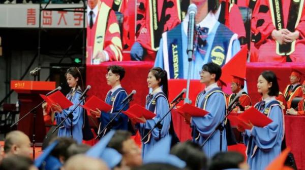 毕业典礼变“演唱会”,“巨能唱”大学又刷屏了 毕业典礼变“演唱会”,“巨能唱”大学又刷屏了