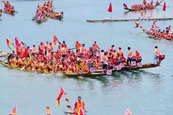 乘龙破浪！全国民间自发组织规模最大龙船赛开赛 道县龙船赛何以这么火