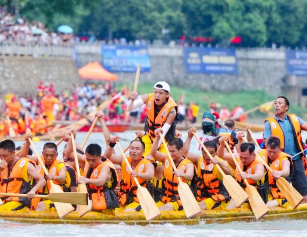 乘龙破浪！全国民间自发组织规模最大龙船赛开赛 道县龙船赛何以这么火
