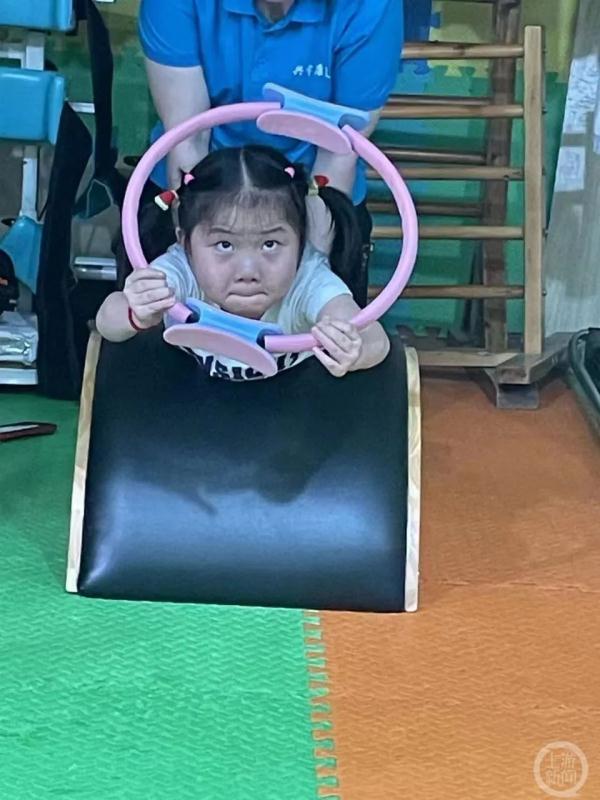 脑瘫女孩豆豆9月即将上小学，妈妈：边上学边康复训练