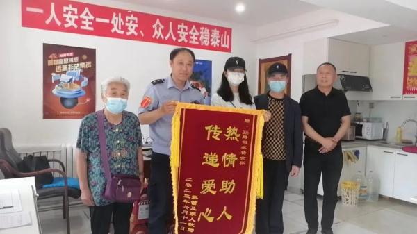 335路公交车上,16岁女孩突发疾病晕倒,驾驶员出手相助转危为安…… 335路公交车上,16岁女孩突发疾病晕倒,驾驶员出手相助转危为安……