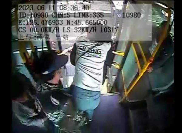 335路公交车上,16岁女孩突发疾病晕倒,驾驶员出手相助转危为安…… 335路公交车上,16岁女孩突发疾病晕倒,驾驶员出手相助转危为安……