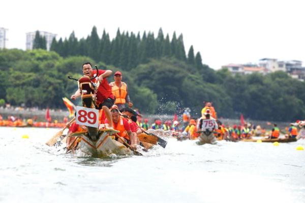 乘龙破浪！全国民间自发组织规模最大龙船赛开赛 道县龙船赛何以这么火