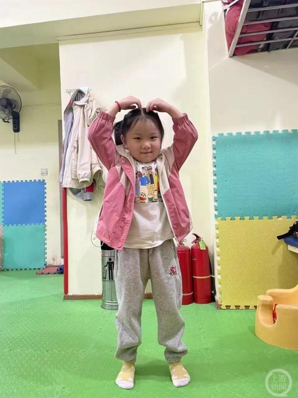 脑瘫女孩豆豆9月即将上小学，妈妈：边上学边康复训练