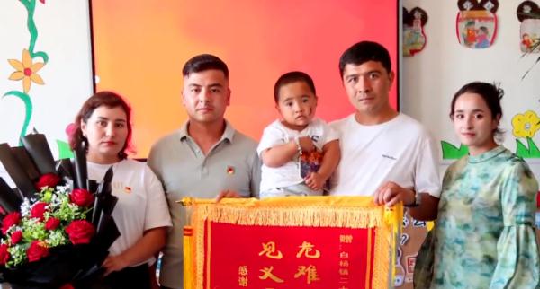 揪心！2岁女童被急流冲走，路人跳水救人