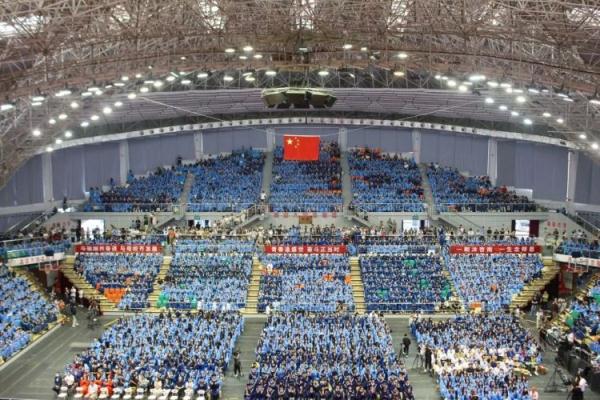 毕业典礼变“演唱会”,“巨能唱”大学又刷屏了 毕业典礼变“演唱会”,“巨能唱”大学又刷屏了