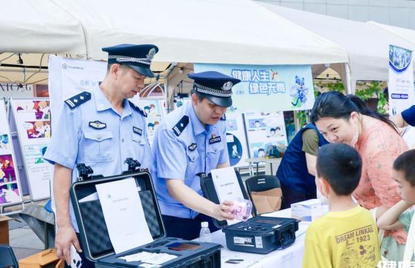 “健康人生,绿色无毒”——广州荔湾区举行“6·26国际禁毒日”宣传活动 “健康人生,绿色无毒”——广州荔湾区举行“6·26国际禁毒日”宣传活动