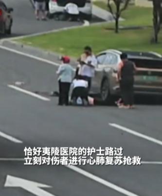 护士对旁人大吼“我不按，她就没气了！”