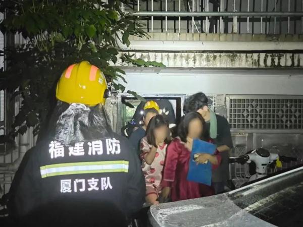 厦门一小区起火,他们这样做在火场逃过一劫…… 厦门一小区起火,他们这样做在火场逃过一劫……