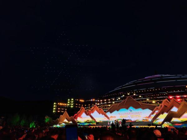 曹槟,田金文)第十八届珠峰文化旅游节6月18日晚在西藏日喀则市开幕
