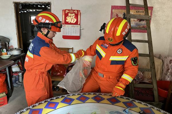 蛇蛇蛇！一幼儿园旁发现2.8米长眼镜王蛇！还有30枚蛇蛋......