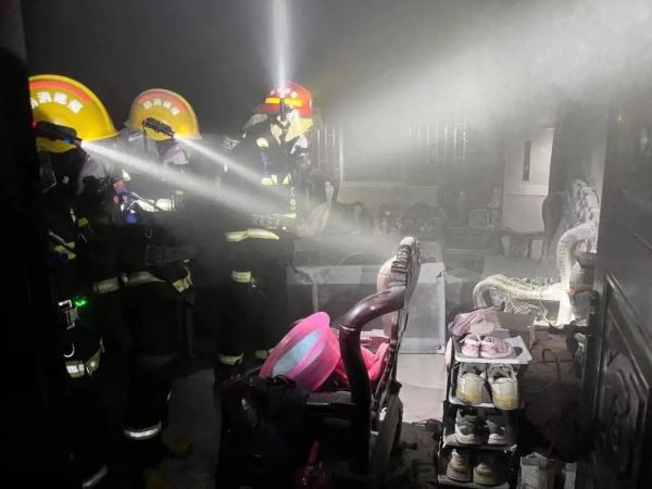 厦门一小区起火,他们这样做在火场逃过一劫…… 厦门一小区起火,他们这样做在火场逃过一劫……