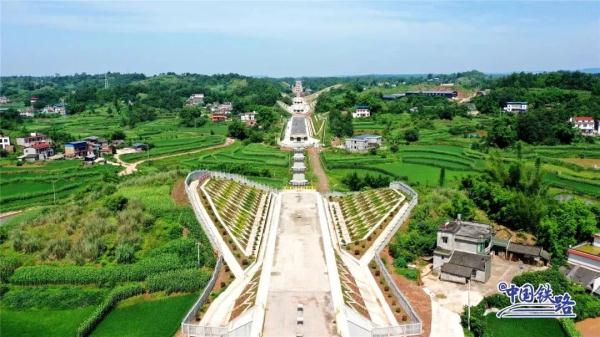 昆明至重庆最快3小时可达!渝昆高铁有新进展→ 昆明至重庆最快3小时可达!渝昆高铁有新进展→