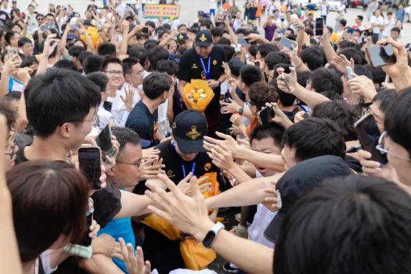 位于广州的“989大学”火了！全校师生一起加鸡腿，真香~