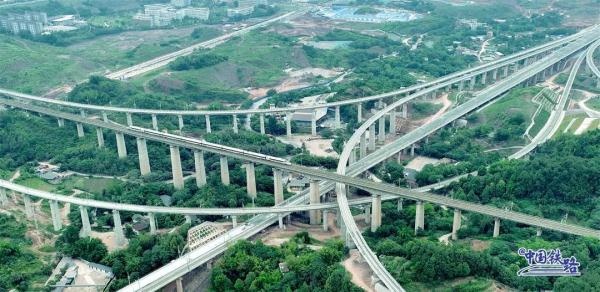 成都往返香港高铁列车将开行，新制服亮相！