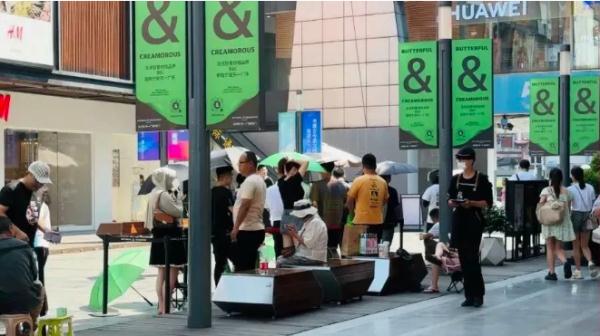 消保委体察发现,“B&C”面包店门前排队的不少人是黄牛..... 消保委体察发现,“B&C”面包店门前排队的不少人是黄牛.....