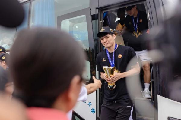 位于广州的“989大学”火了！全校师生一起加鸡腿，真香~